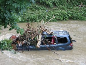 Auto nach Starkregen