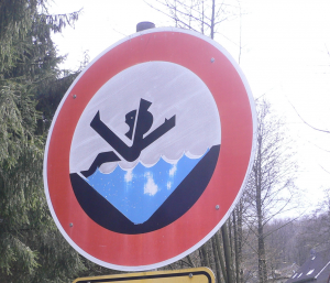 Warnschild Hochwasserwelle