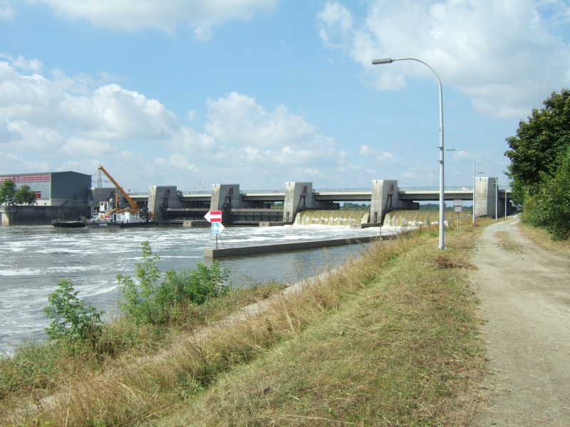 Wehr wie dieses in der Donau können durch Vorabsenkung im Hochwasserfall Retentionsvolumen schaffen.