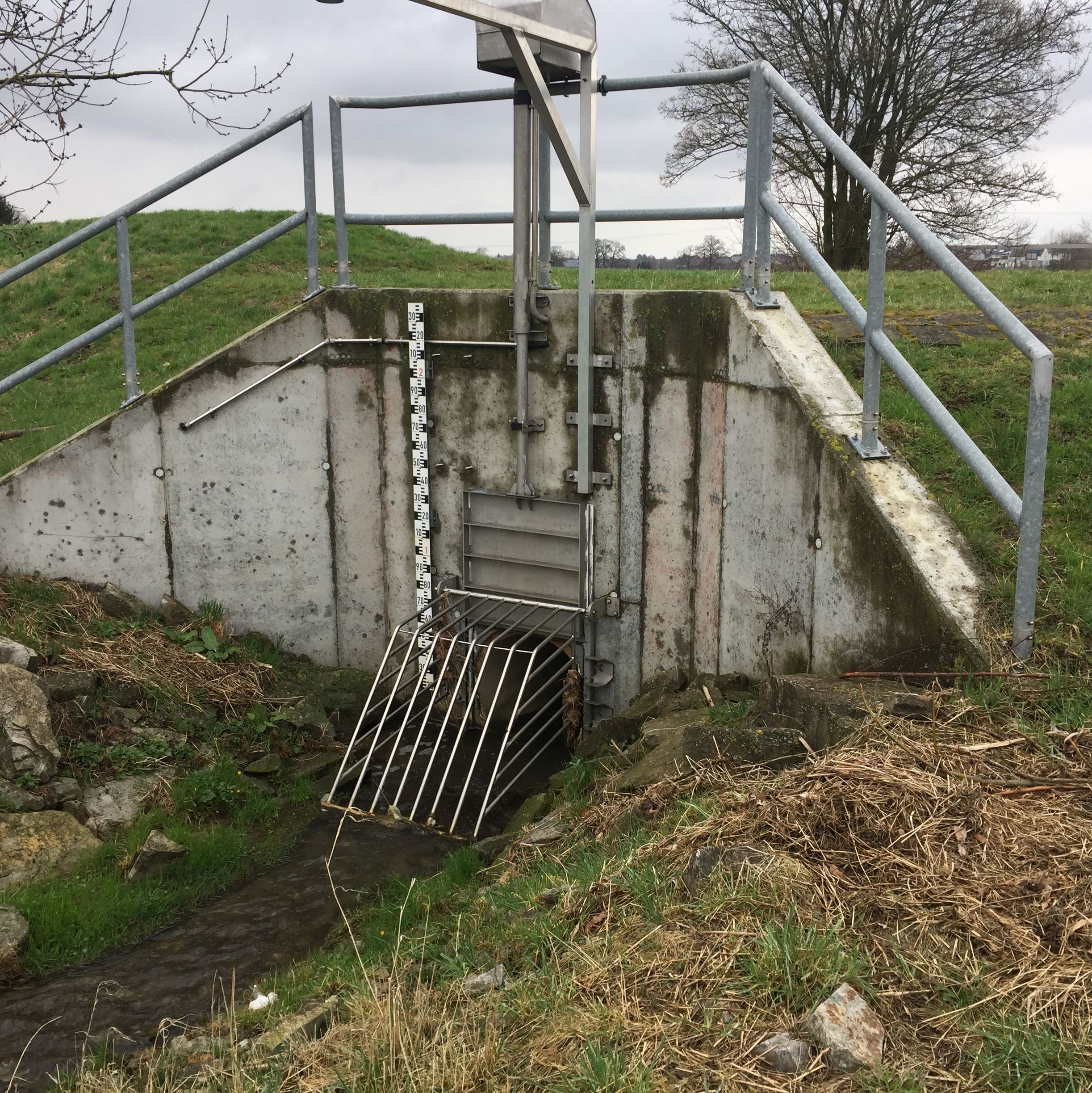 Hochwasserplanung - Hochwasserrückhaltebauwerk mit Steuerung