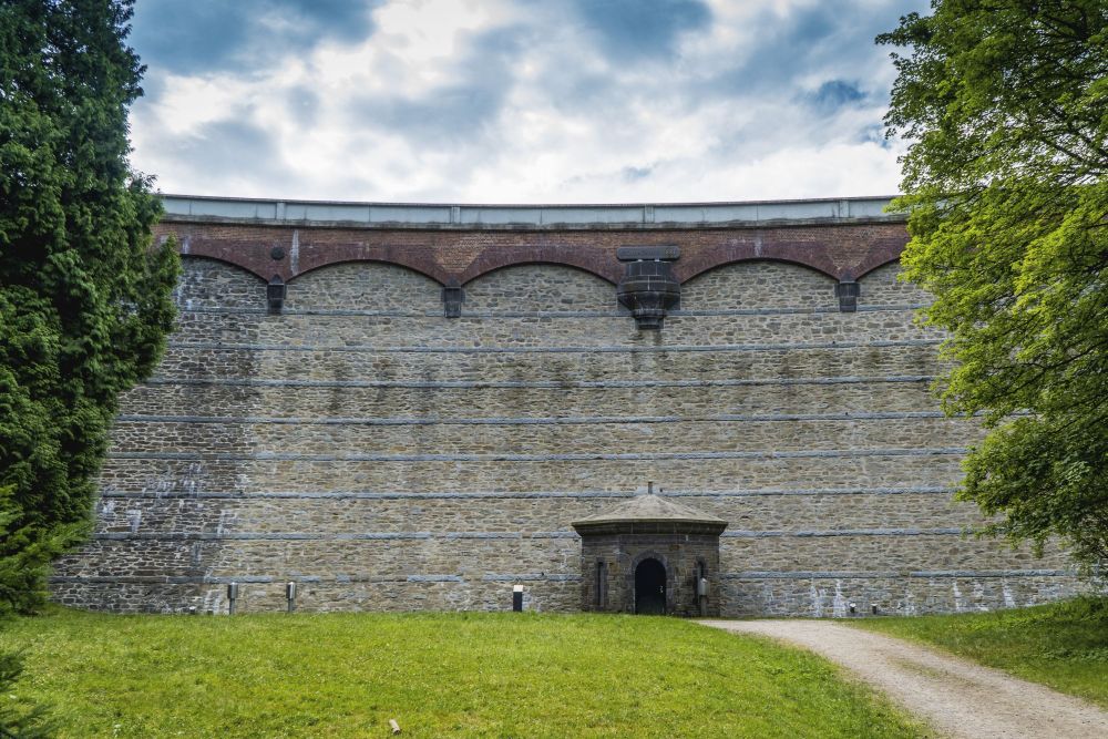 Eschbach-Talsperre_Mauer-1000