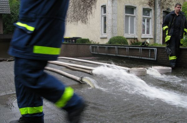 Feuerwehr-Einsatz-600×395 Starkregen-Vorsorge - Feuerwehrleute, Wasserschläuche, Wasser, Haus
