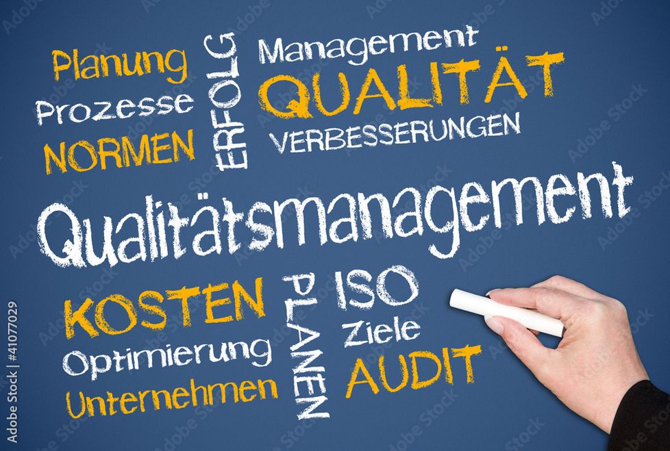 Qualitätsmanagemant Clipboard_04-17-2025_01 Qualitätsmanagement - Tafel, Schrift, Hand, Kreide