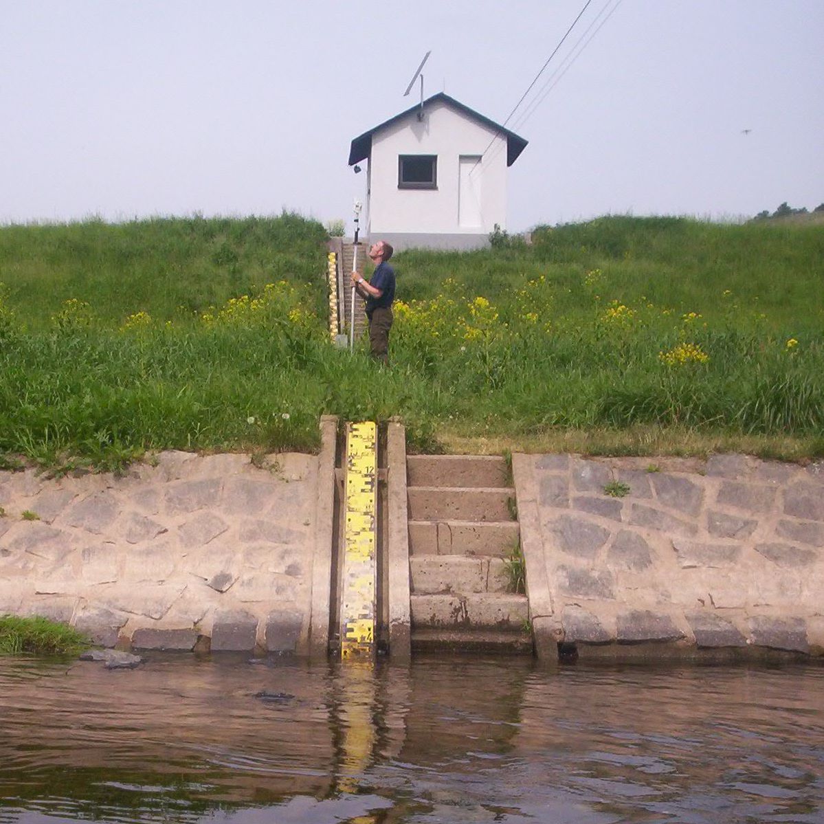 pegel-2 Wasserstandsmesspegel an einem Fluss