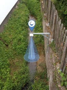 Messgerät für Wasserstand an einem kleinen Bach